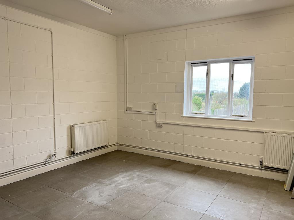 Lot: 67 - LEASEHOLD COMMERCIAL UNIT WITH PARKING - Larger internal area at rear with kitchen facilities